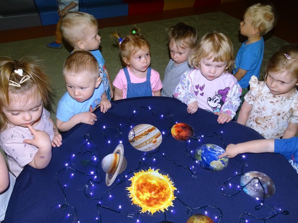 Dzieci przypatruja się planetom