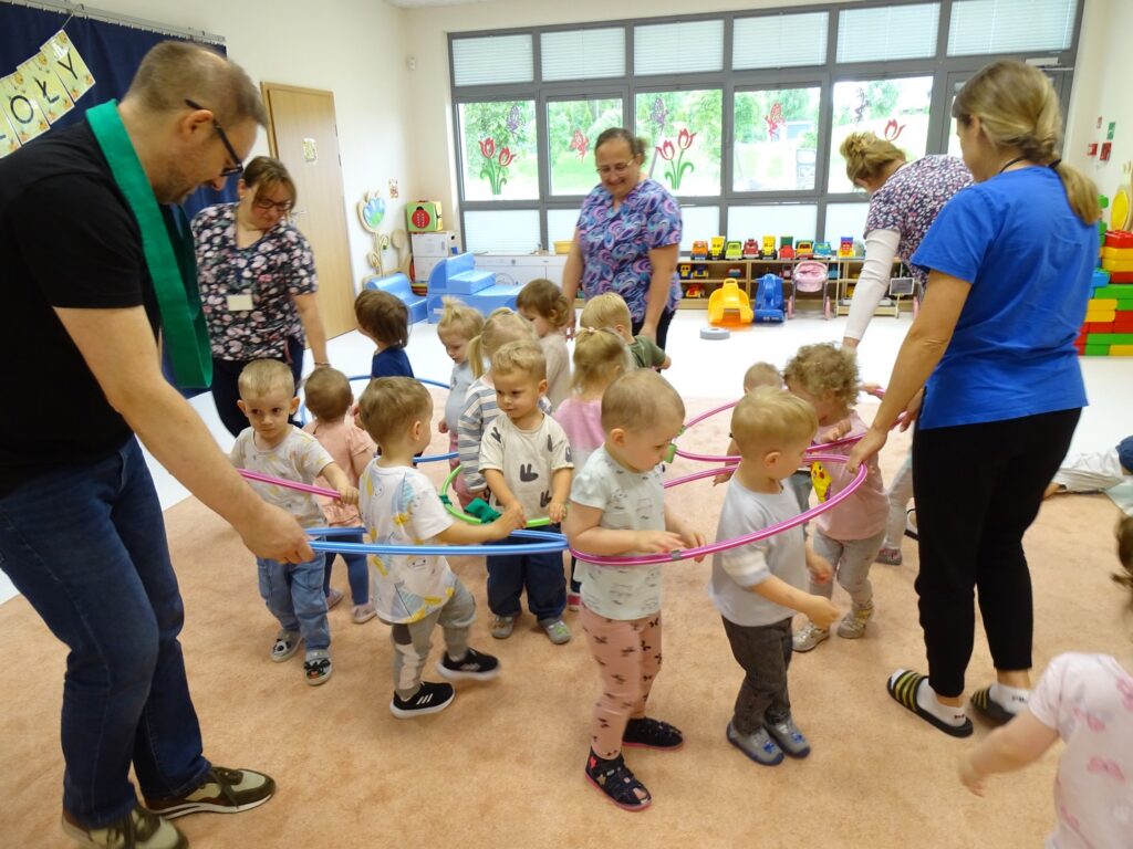 Dzieci stoją w środku utworzonego kwiatuszka