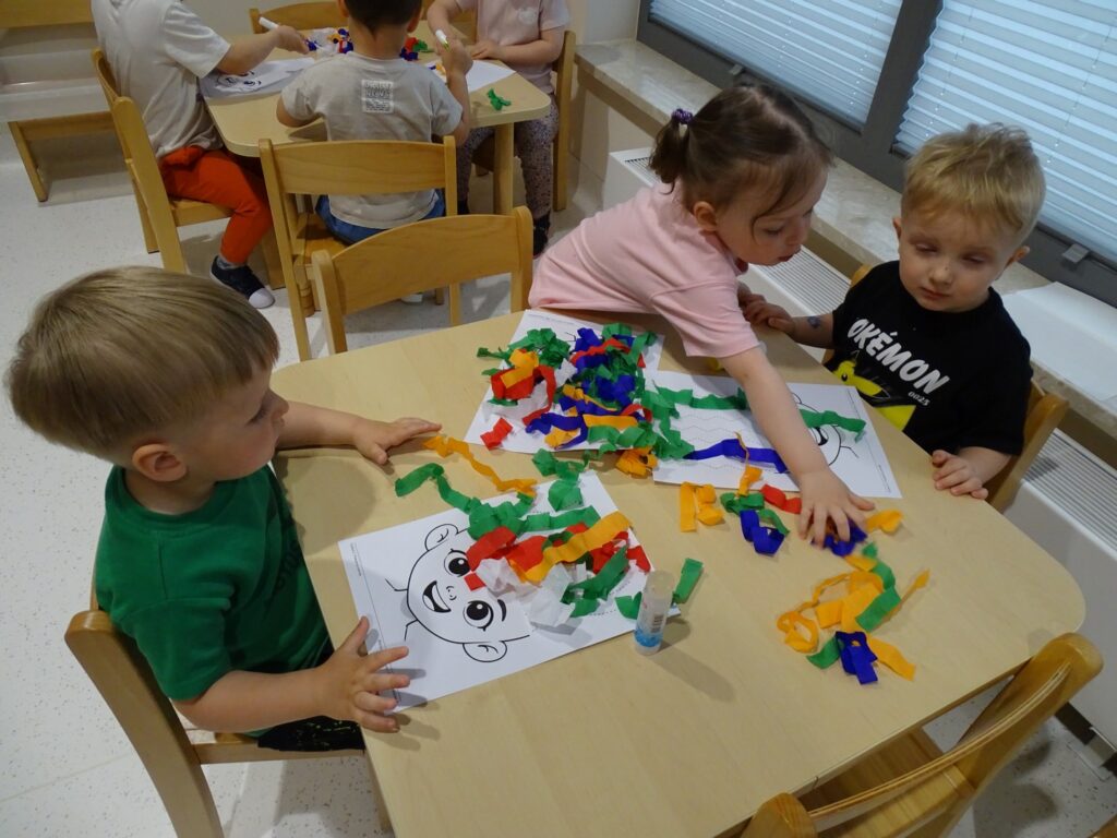 Dziewczynka sięga po bibułę