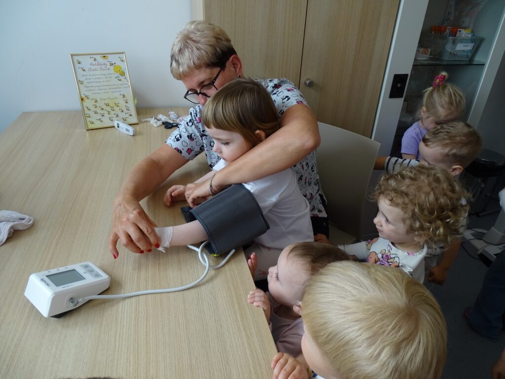  Pielęgniarka mierzy dziecku ciśnienie
