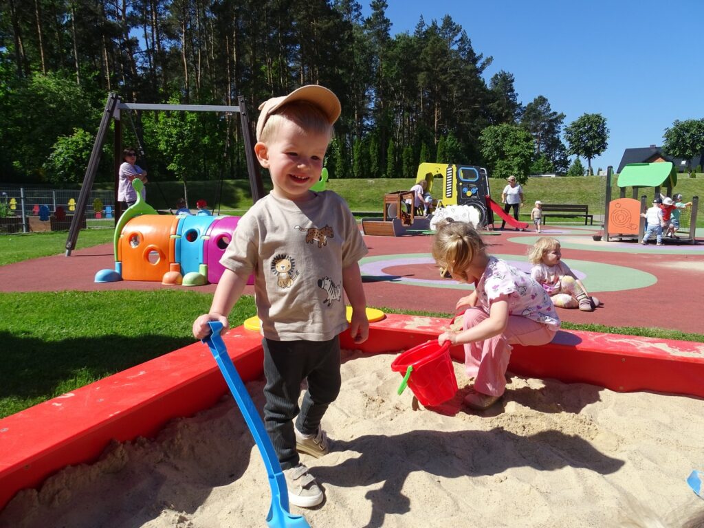 Chłopiec trzyma łopatkę do piachu