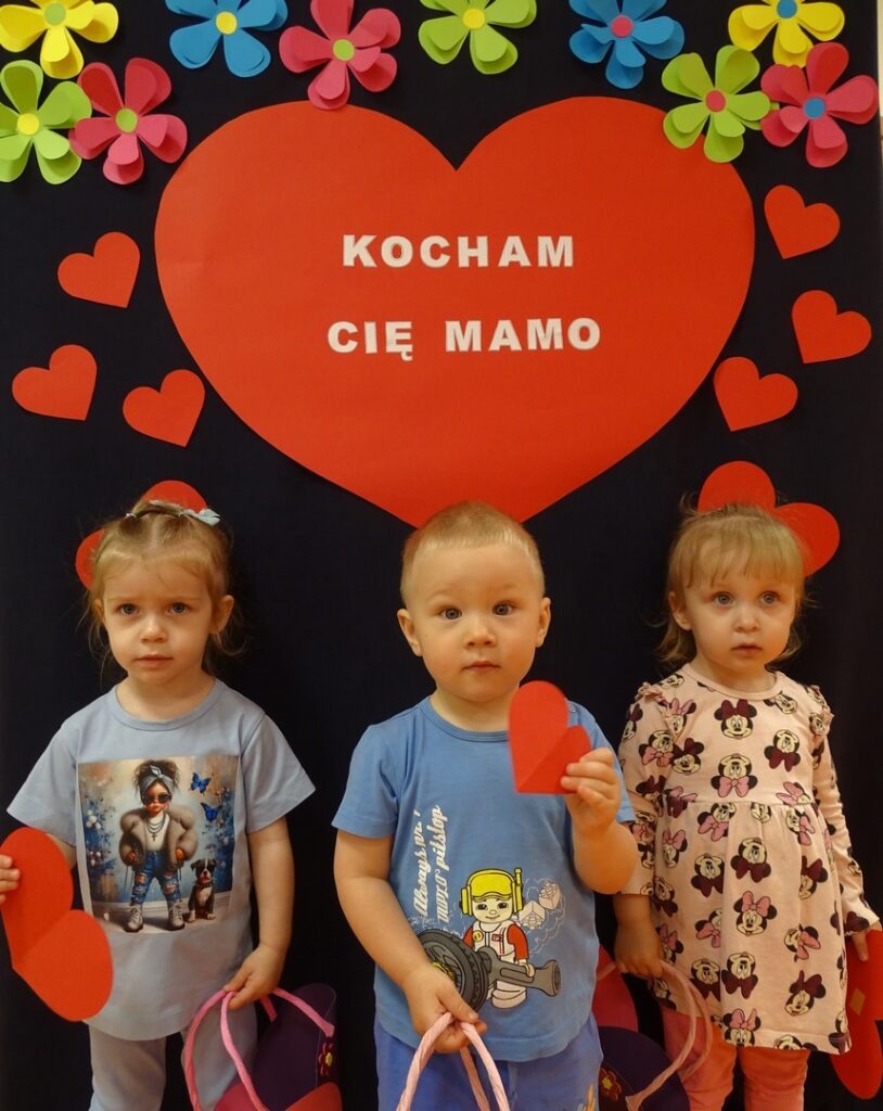 Dzieci z prezentami dla mam