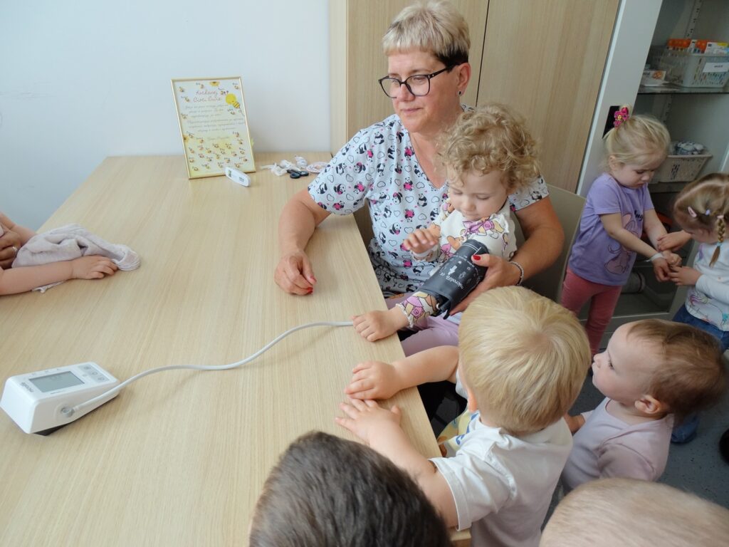 Pani pielęgniarka mierzy dziewczynce ciśnienie
