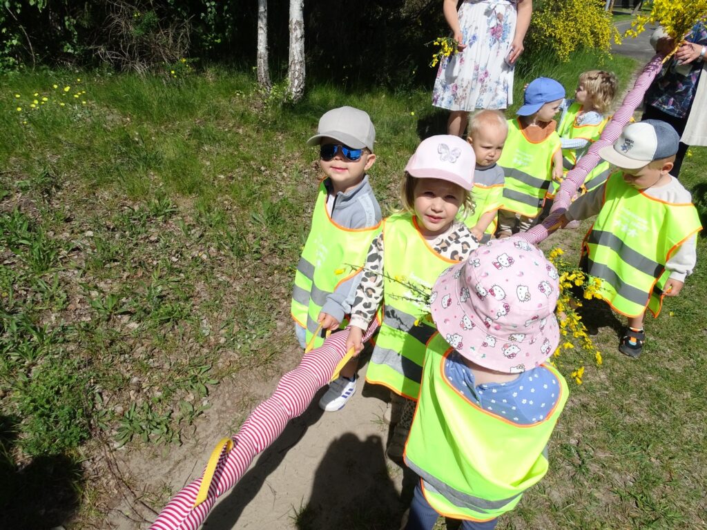  Dzieci trzymają się węża