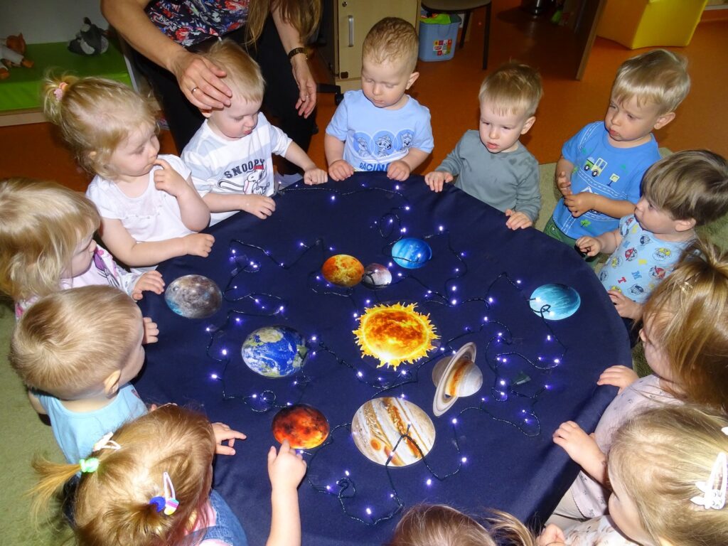Pani opowiada o planetach