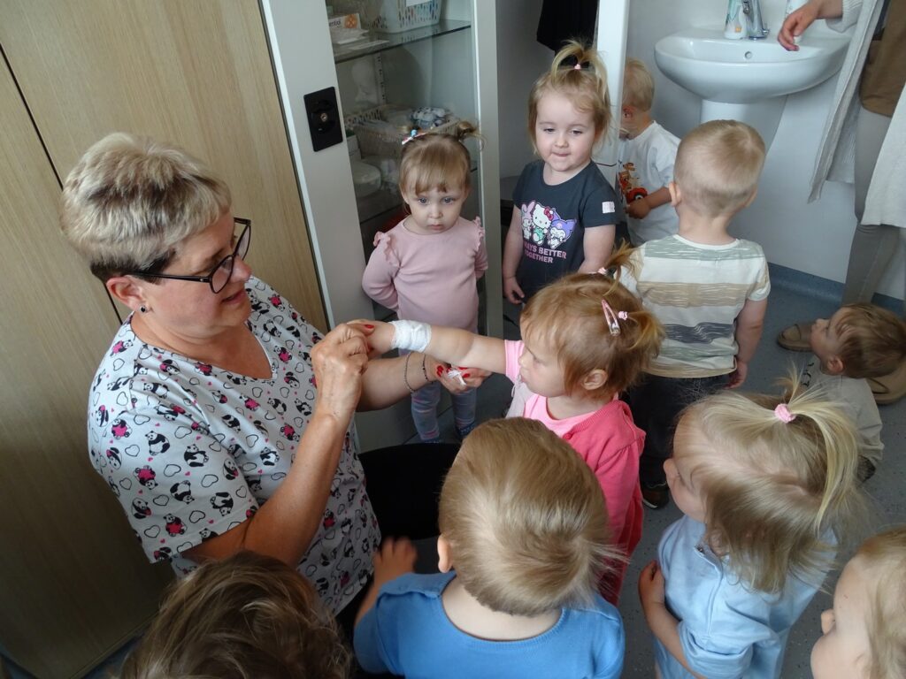 Pani pielęgniarka bandażuje rączkę