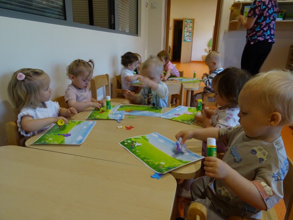 Dzieci robią prace plastyczną