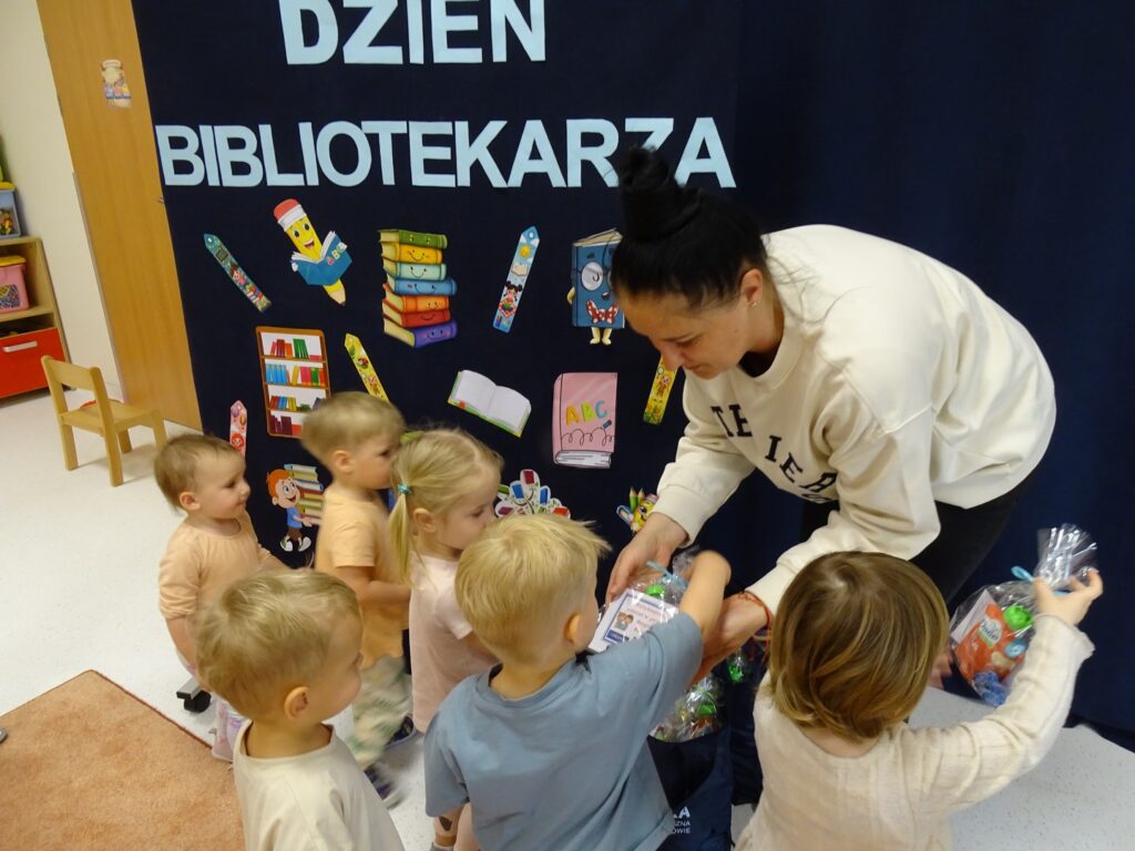 Pani wręcza prezenty