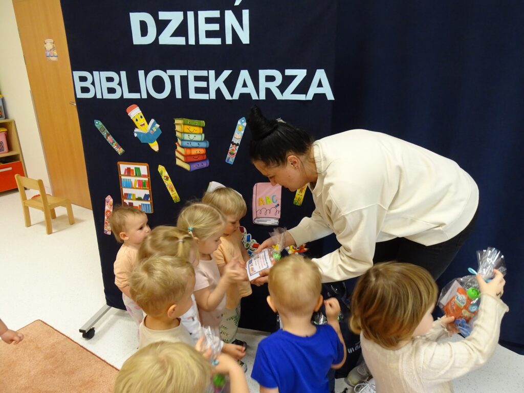 Pani rozdaje dzieciom prezenty