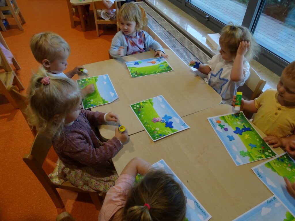 Dzieci przyklejają kwiatuszki