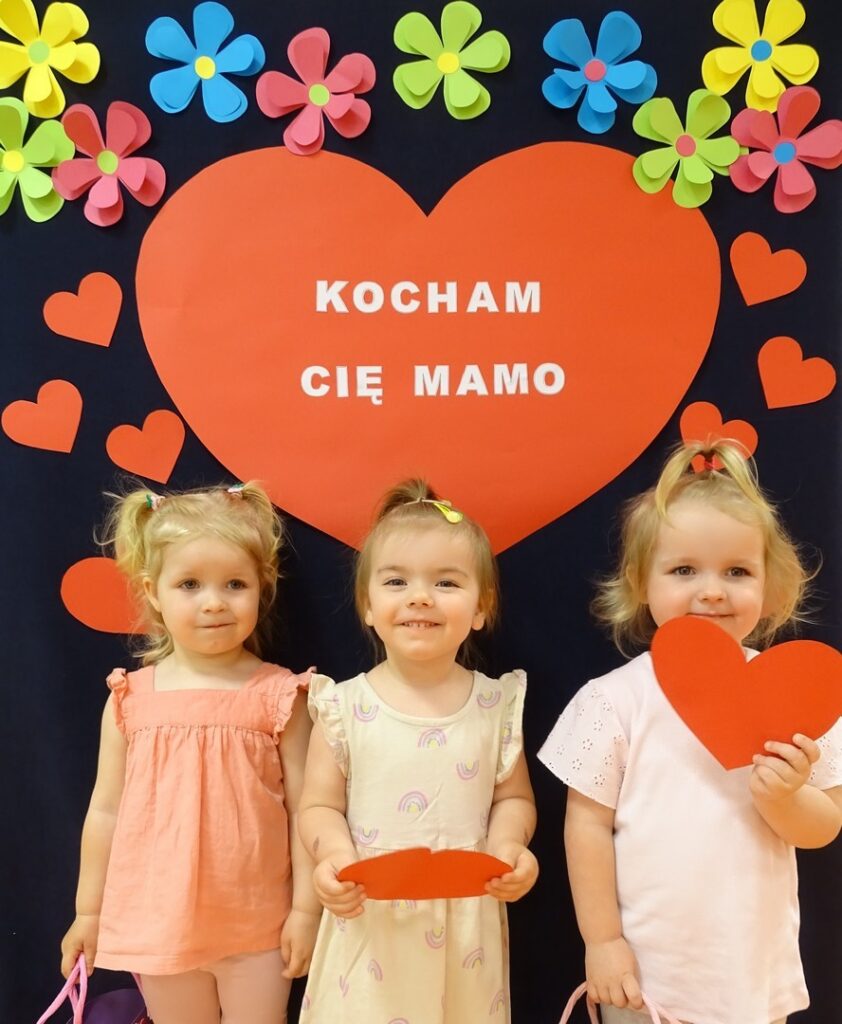 Dziewczynki trzymaja serduszka dla sowich mam