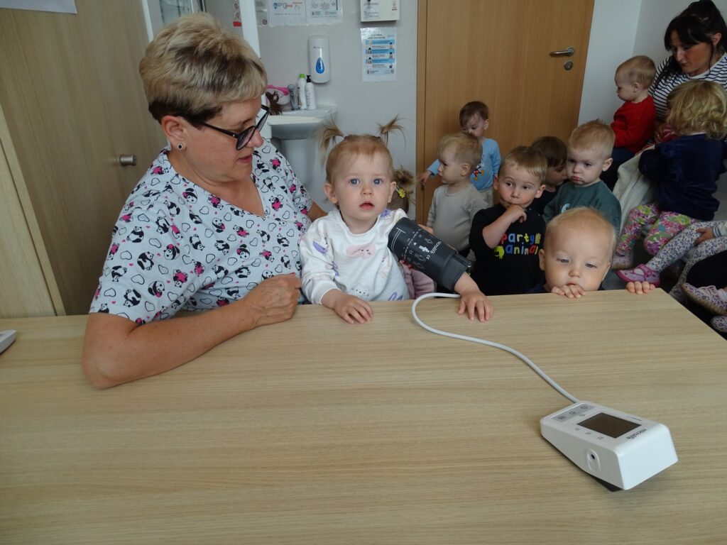 Dziewczynka ma założony na rączkę ciśnieniomierz