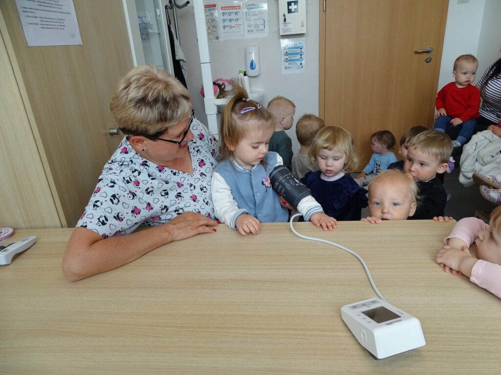 Pani pielęgniarka mierzy kolejnej dziewczynce ciśnienie