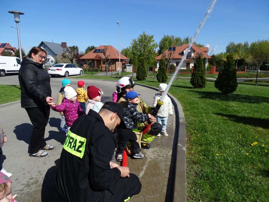 Chłopiec leje wodą