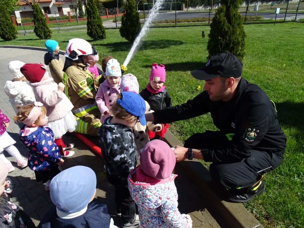 Pan Strażak rozdaje dzieciom medale