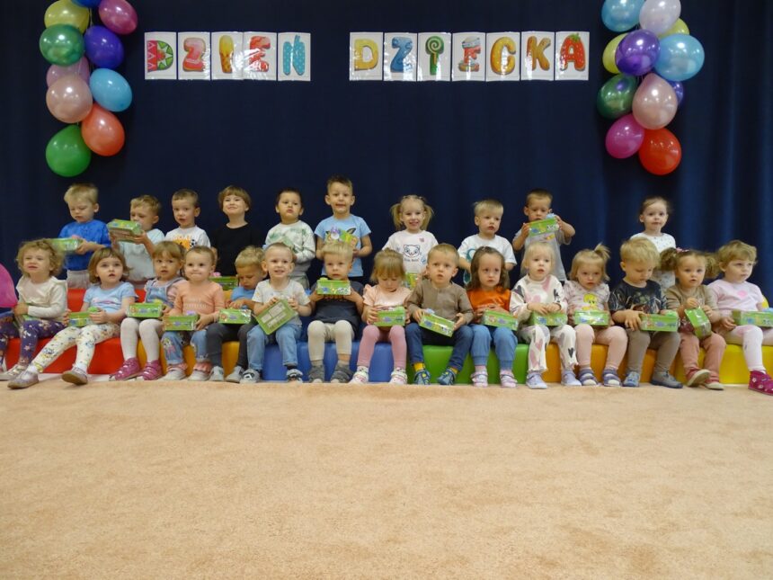 Dzieci pozują do wspólnego zdjęcia