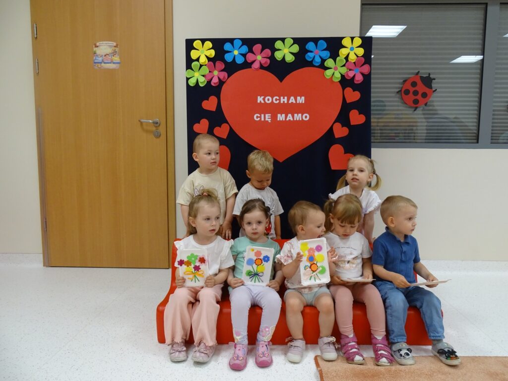 Dzieci pozują do zdjęcia