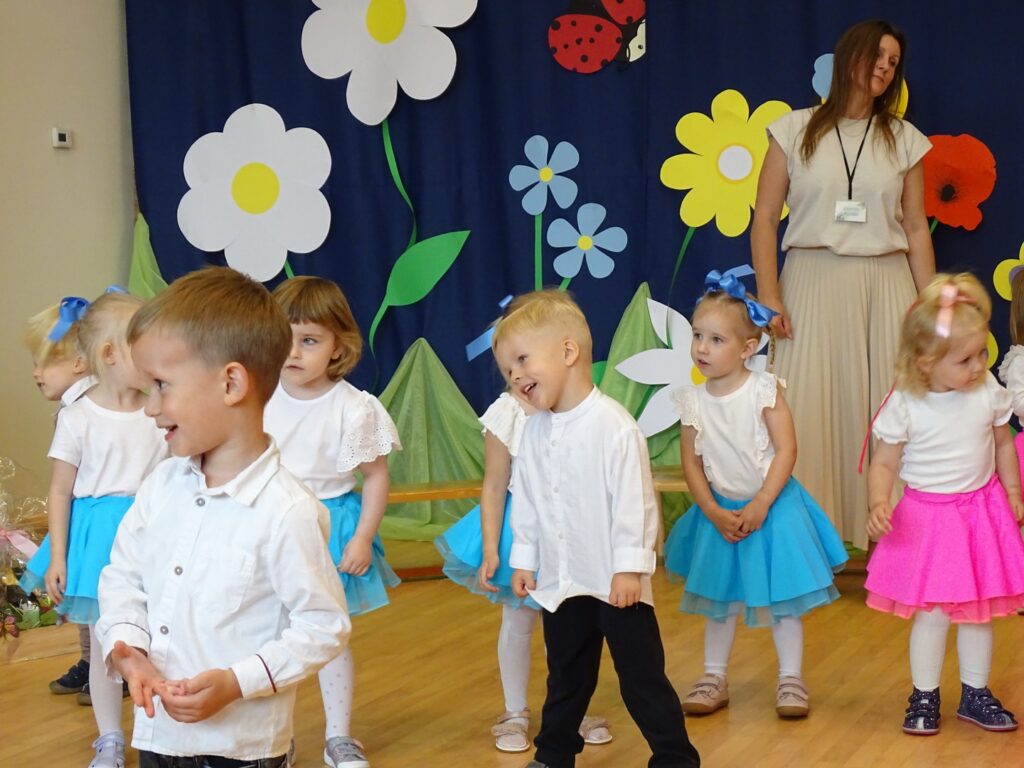 Dzieci tańczą