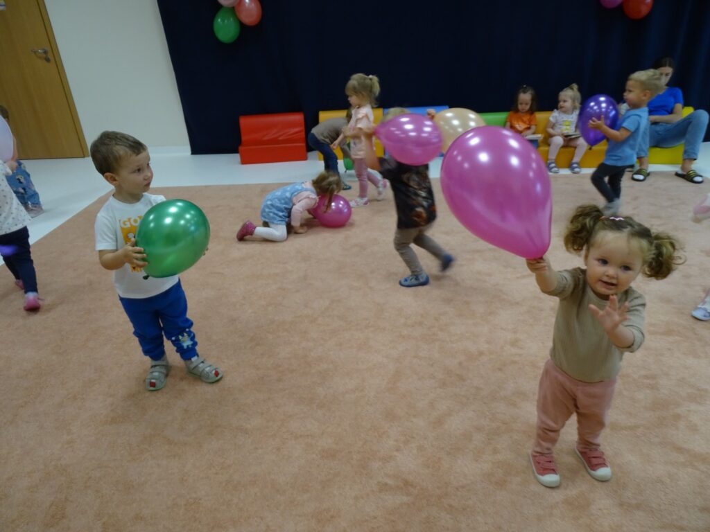  Dzieci bawią się balonami