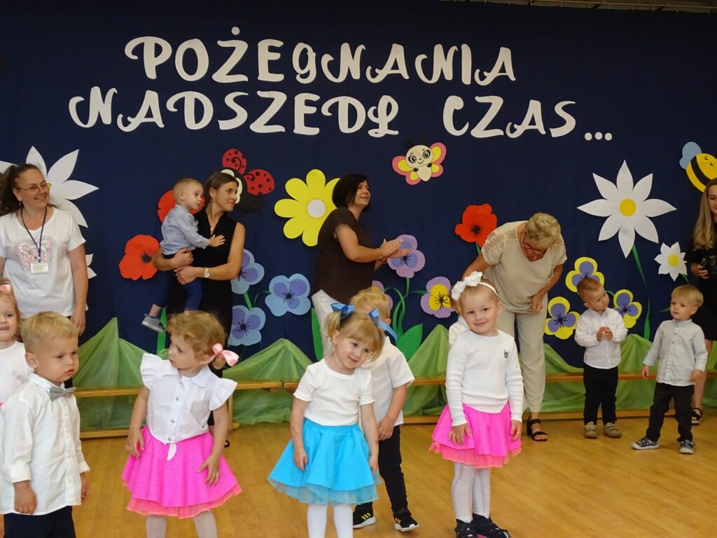 Dzieci wraz z Paniami tańczą
