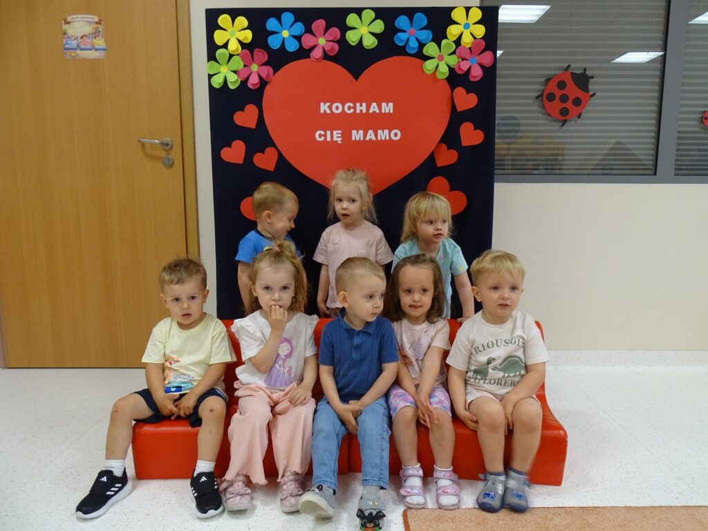 Dzieci przesyłają mamie całusy