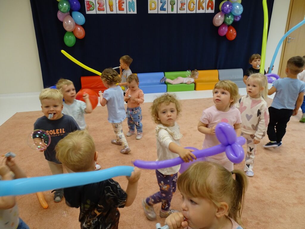 Dzieci tańczą z balonikami