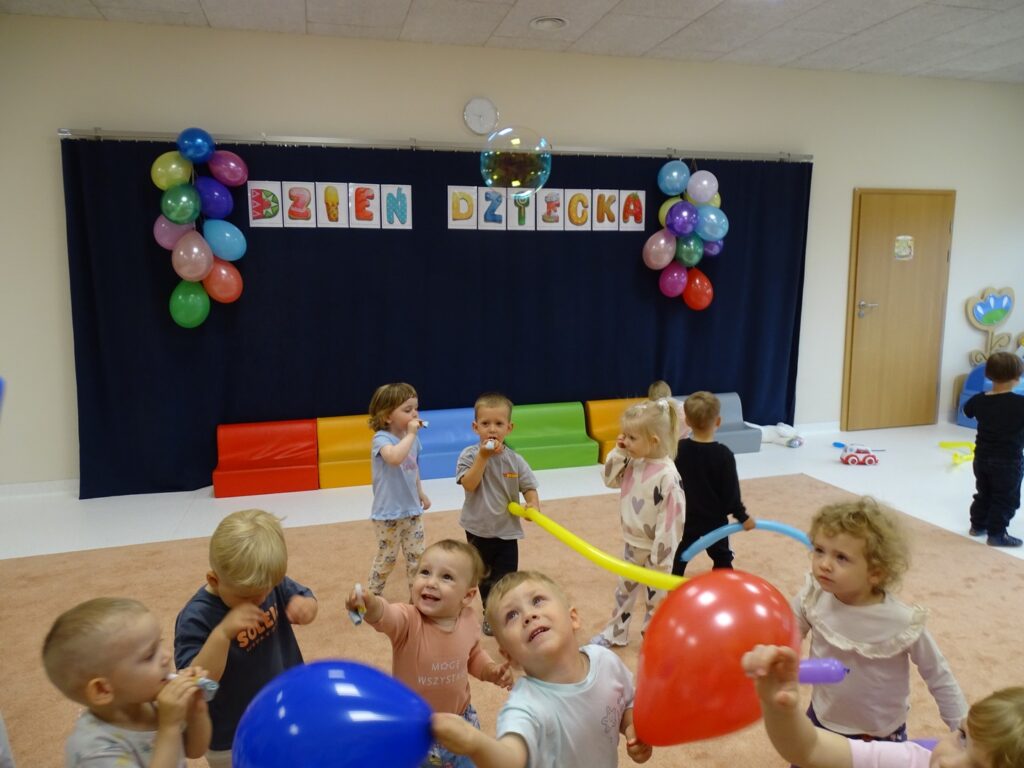 Dzieci gwiżdżą gwizdkami