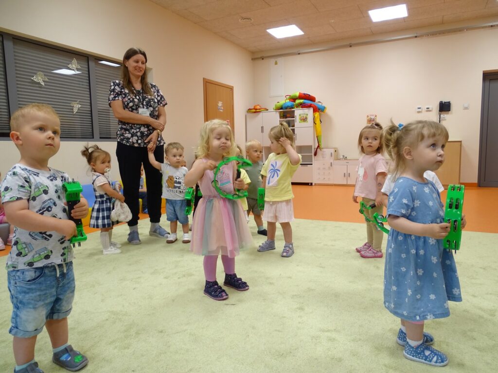 Dzieci słuchają uwaznie Pana Arka