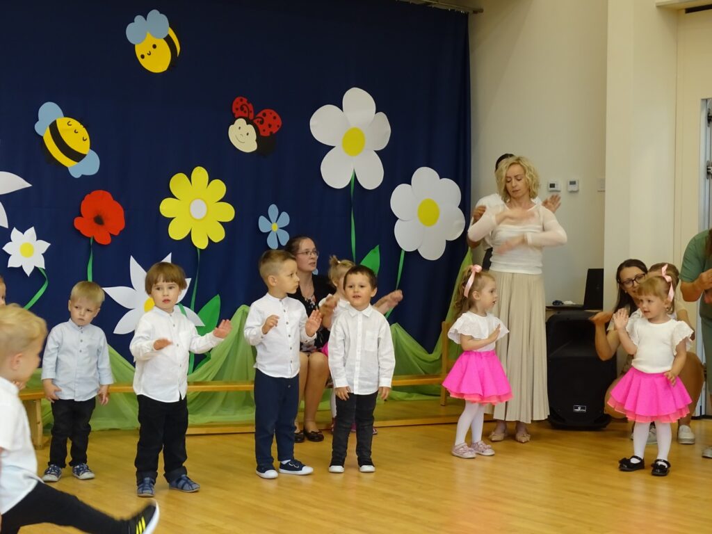 Dzieci tańczą na zakończeniu