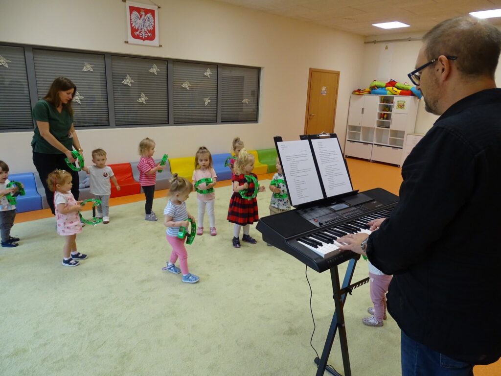 Dzieci trzymają tamburyny