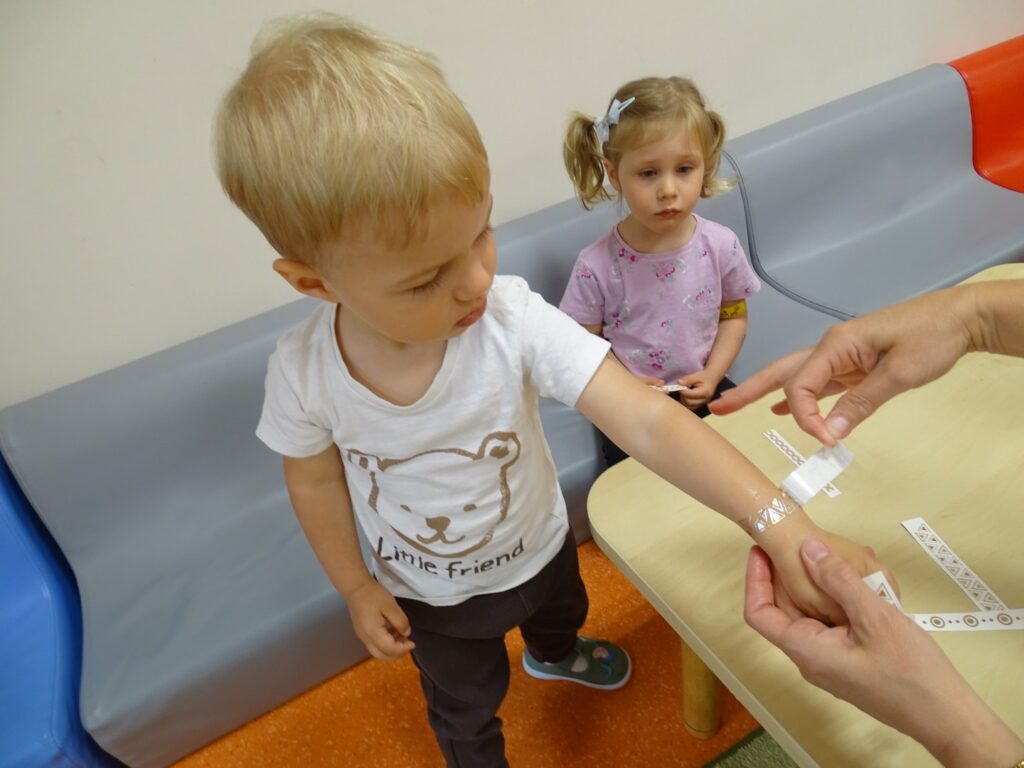 Pani robi chłopczykowi tatuaż