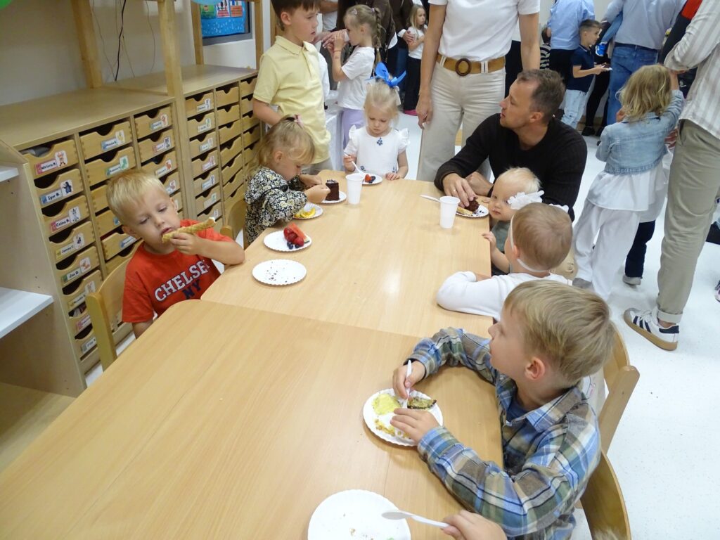 Dzieci siedzą przy stoliku