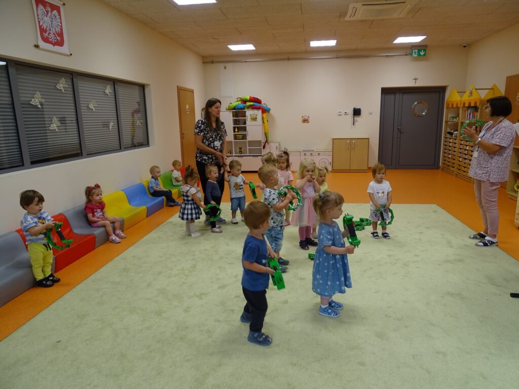 Dzieci wygrywają dźwięki na tamburynach