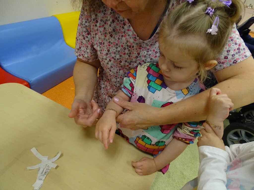 Pani robi dziewczynce tatuaż