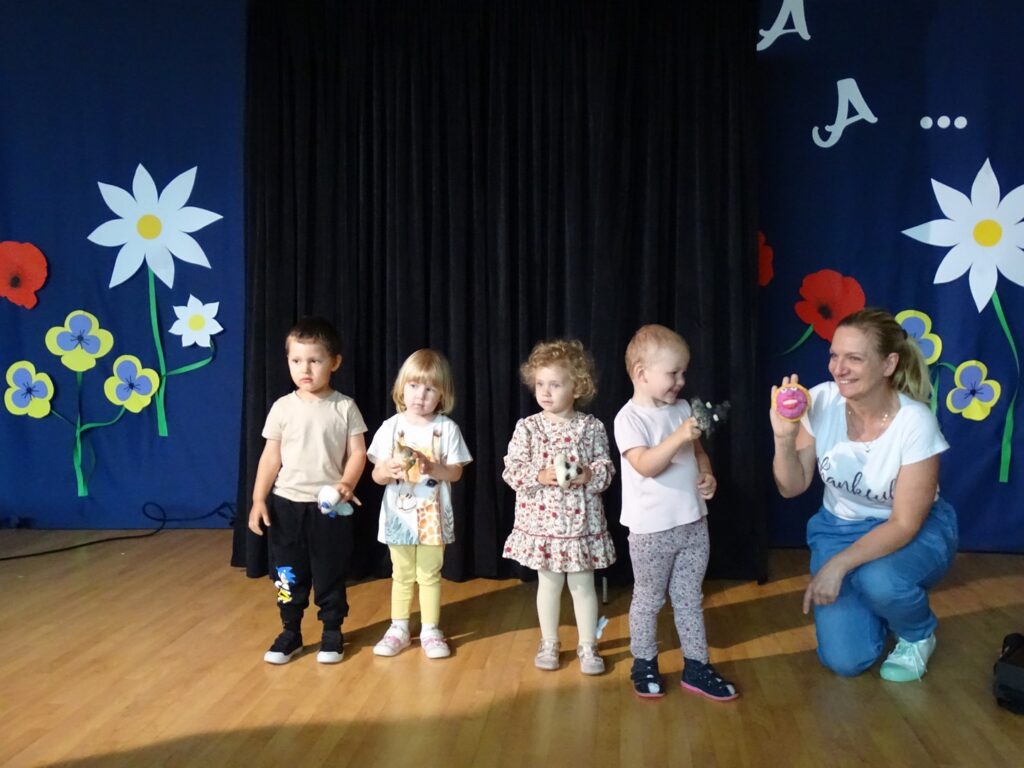 Dzieci biora udział w teatrzyku