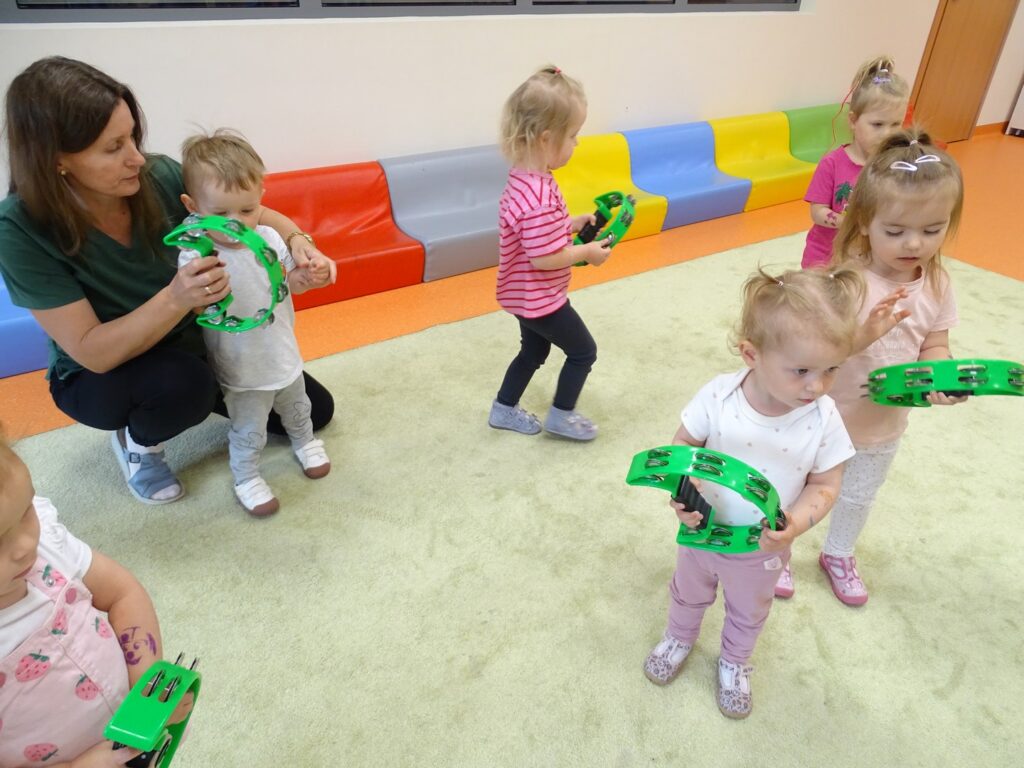 Dzieci grają na swoich tamburynach