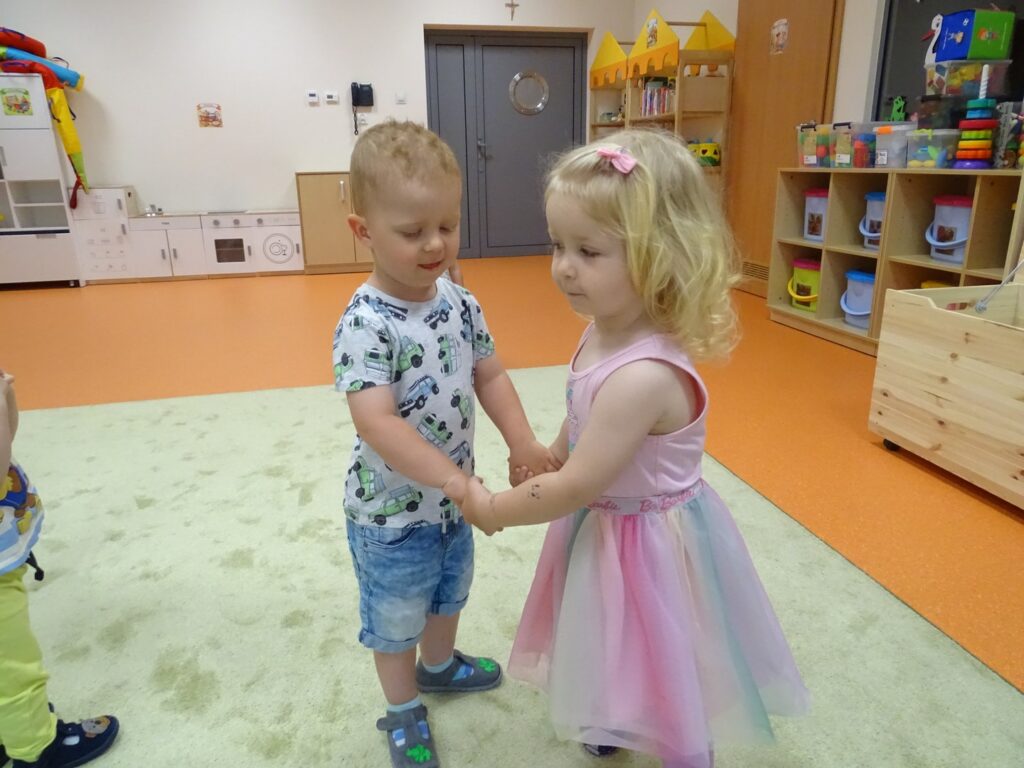 Chłopczyk tańczy z dziewczynką
