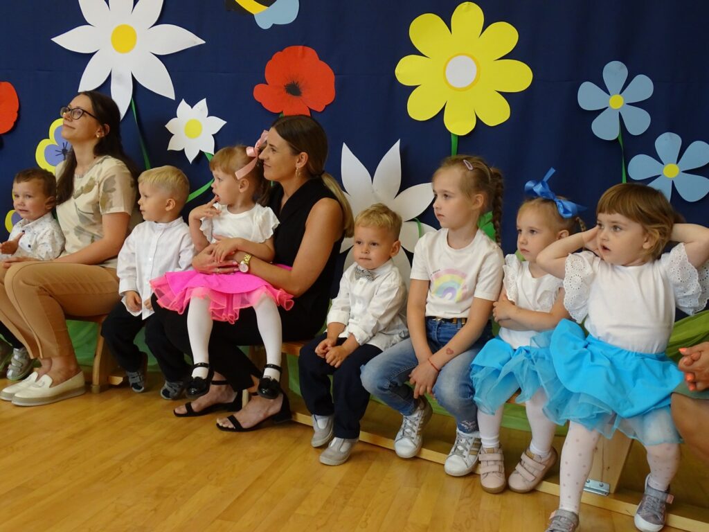  Dzieci siedzą na ławkach