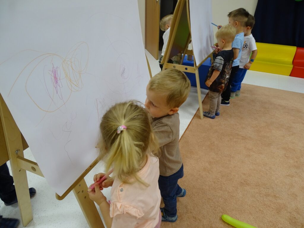 Dzieci malują kredkami