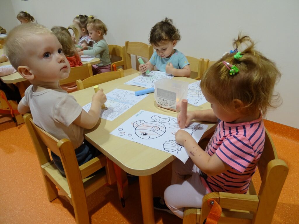  Dzieci malują kredą