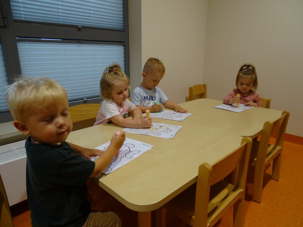 Dzieci kolorują kredami podwodny świat