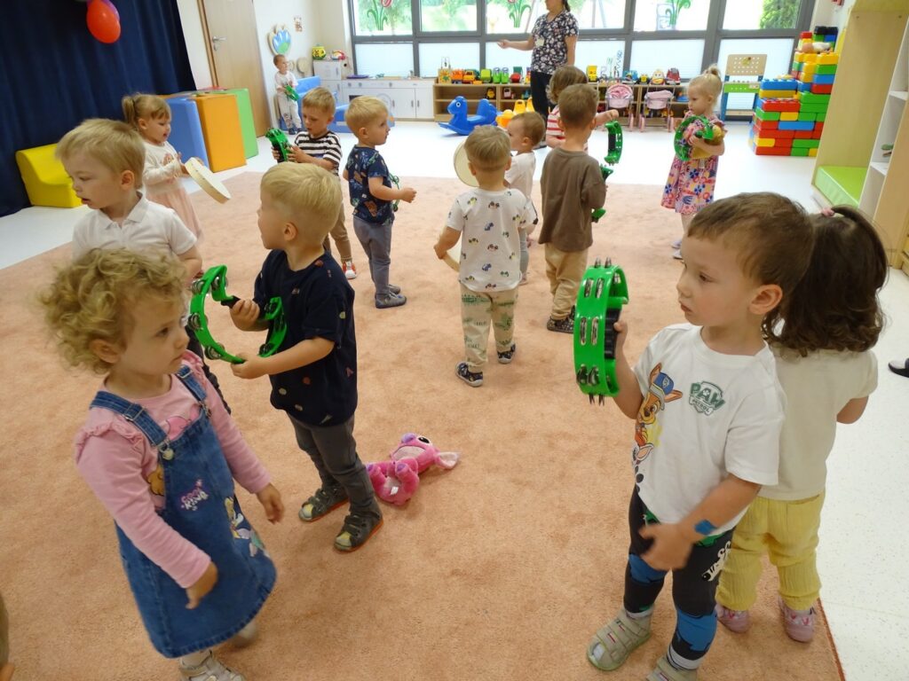  Dzieci próbują grać na instrumentach