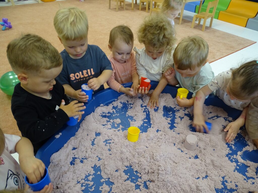  Dzieci bawią się piaskiem kinetycznym