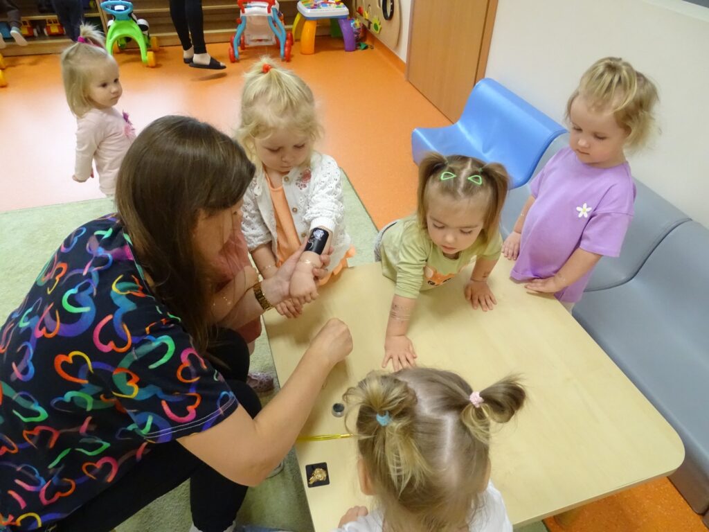 Dzieci czekają na swoje tatuaże