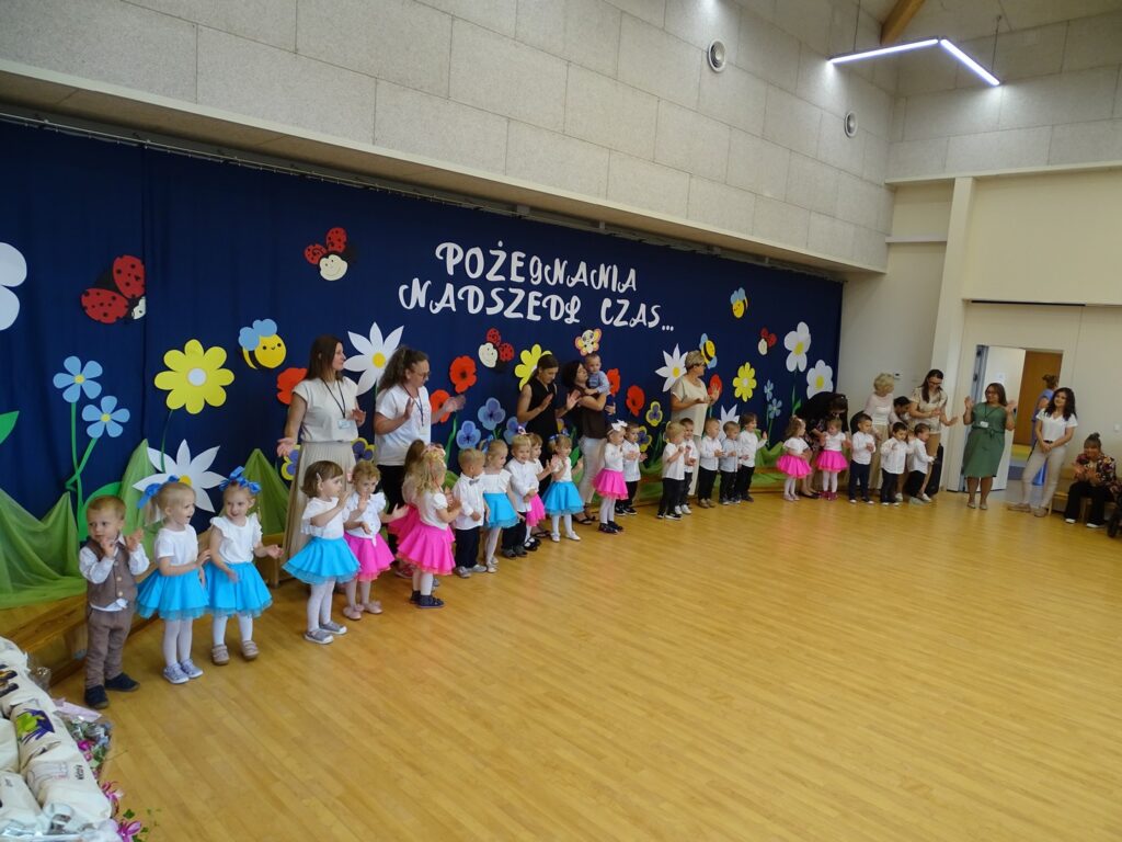 Dzieci rozpoczynają występ
