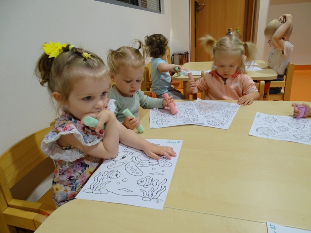 Dziewczynki malują kolorowanki