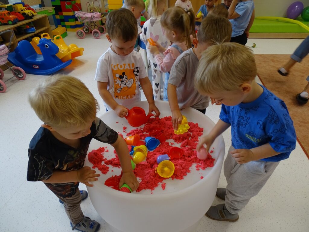  Chłopczy robią zamiki z piasku kinetycznego