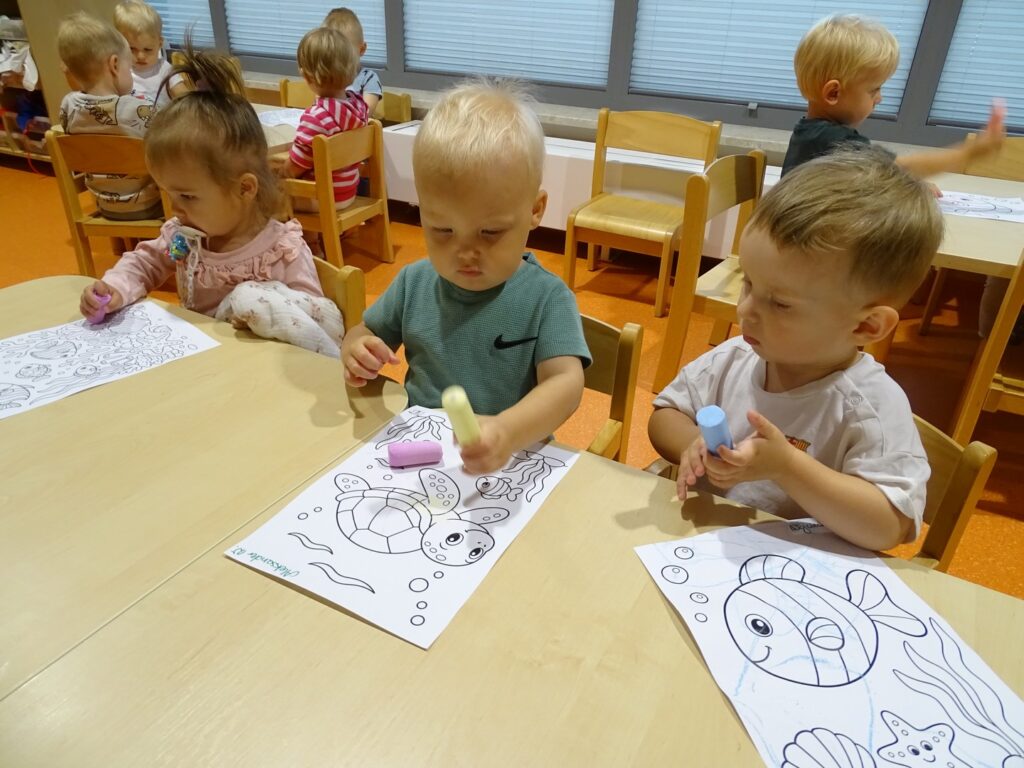 Dzieci robi pracę plastyczną
