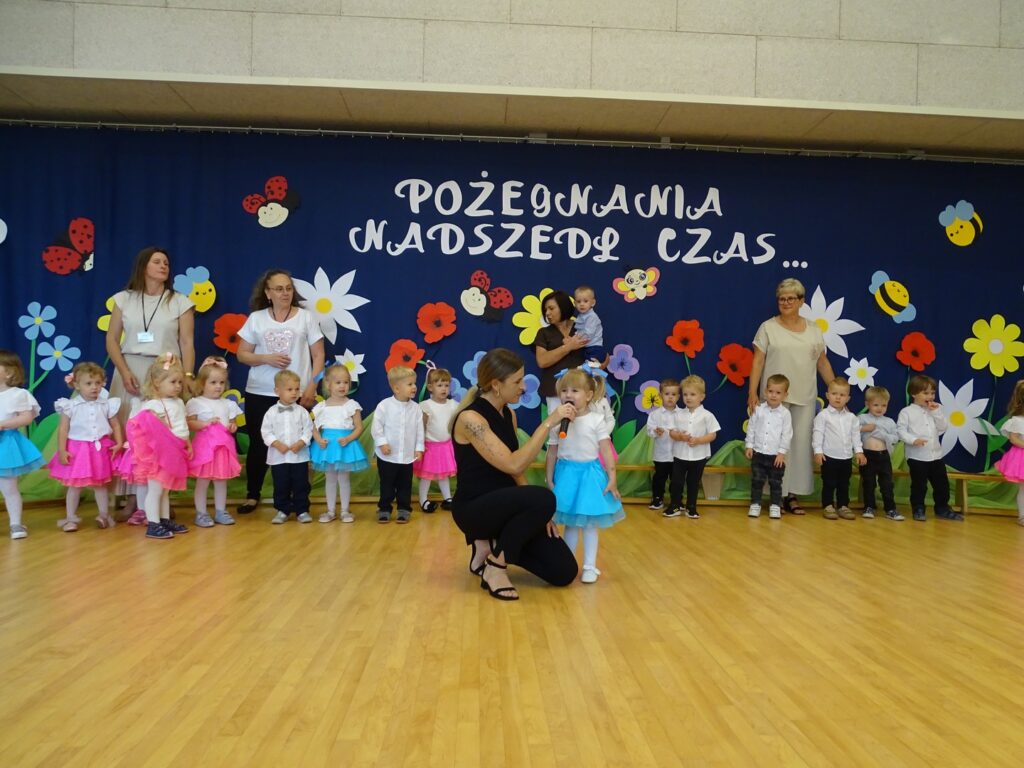 Dziewczynka mówi wierszyk