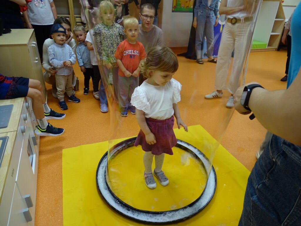  Dziewczynka w bańce